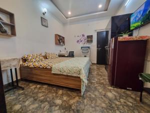 HOmeTEL-1 Bedroom Bath n kitchen Studio Apartment By Pushpanjali QLH