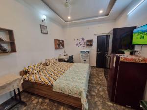 HOmeTEL-1 Bedroom Bath n kitchen Studio Apartment By Pushpanjali QLH