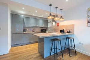 Leeds Central Apartment - Free Parking - Fast WiFi - Sleeps 4