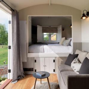 The Red Lion - Shepherd Huts