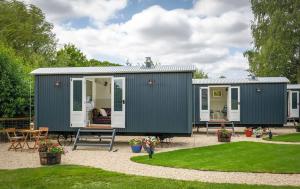 The Red Lion - Shepherd Huts