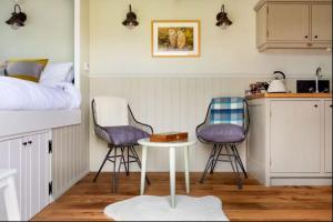 The Red Lion - Shepherd Huts