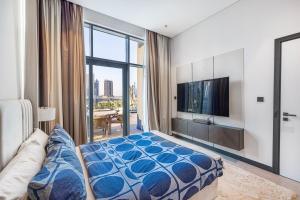 Waves - Stunning 1BR with Huge Terrace & Scenic Views