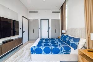 Waves - Stunning 1BR with Huge Terrace & Scenic Views