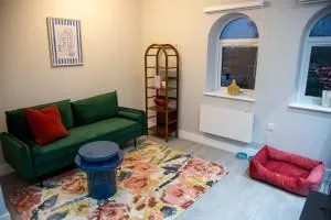 Modern 1-Bedroom Apartment in Slough with Parking - Farnham Royal