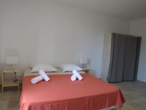 B&B / Chambres d'hotes Au calme face au Luberon : Chambre Triple avec Salle de Bains Commune