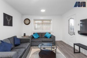 Modern 3 Bed Home in Bathgate with Garden