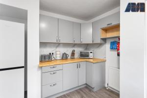 Modern 3 Bed Home in Bathgate with Garden