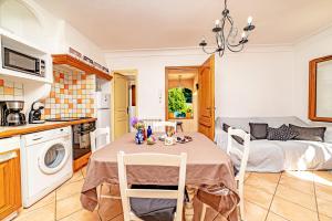 2 Bed Apartment Sleeps 6 - Pets Ok - Free Parking