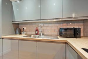 Leeds Central Apartment - Free Parking - Fast WiFi - Sleeps 4