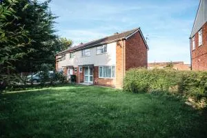 Queens Drive - Sleeps 6, 3 Bedrooms, Parking, Contractors Welcome - Stratton Saint Margaret