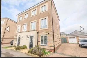 Kings Reach Slough nr Legoland and Ascot Stylish Homely House Sleeps Eight - Datchet