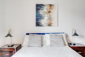 Modern two bed two bath opposite tube station