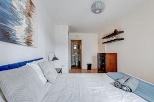 Modern two bed two bath opposite tube station