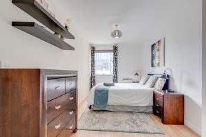 Modern two bed two bath opposite tube station