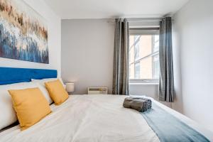 Modern two bed two bath opposite tube station