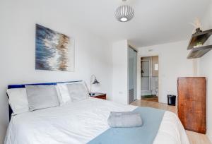 Modern two bed two bath opposite tube station