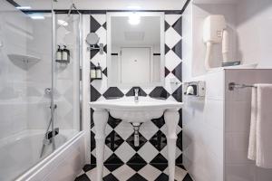 Classic Twin Room room in AX The Victoria Hotel