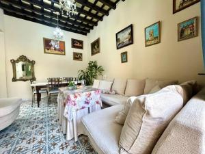 GATU Casa Lola , " Preferente mayores de 21 años y familias "