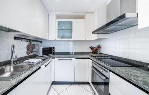 2 Bedroom Cozy Apartment In Cannes