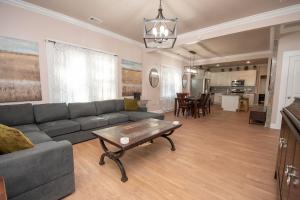 Luxe 6BR Escape Sleeps 24, Private Parking only 5min to Mid&Dtwn ATL