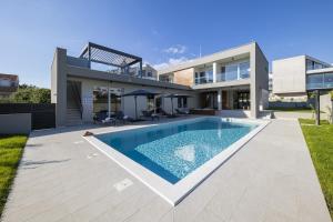 Villa Mary Lou with heated pool