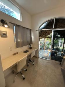 Shaka Studio - steps to beach