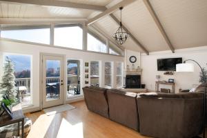 Heights Retreat - Mountain Views & Hot Tub