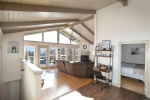 Heights Retreat - Mountain Views & Hot Tub