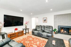 2 Mi to Beach Home with Patio in Del Rey Oaks!