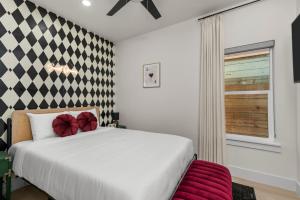 2mi dtown, Rooftop, MiniGolf, NRG,Toyota ctr, UofH