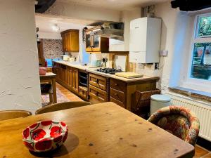Dene Cottage - Perfect for 8 & Pets in Youlgrave - Pass the Keys