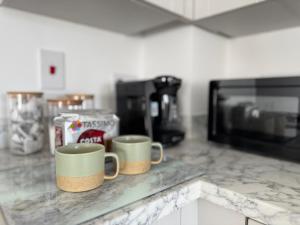 Modern & Elegant with Free Parking & Balcony