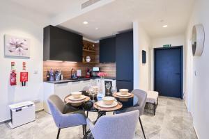 Stunning Seaview Mercury Tower Apartments - Luxurious Twin Units