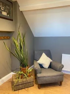 Trowel and Hammer, Flat 2 - Old Newton