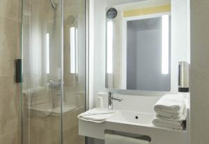 Hotels B&B HOTEL Paris Nord Gonesse Parc des Expos : photos des chambres