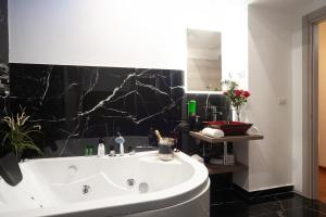 farnese jacuzzi apartment