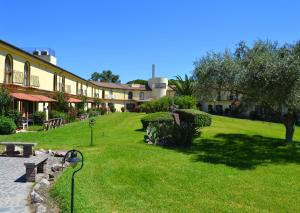 Hotel surrounded by greenery with swimming pool in Arborea just 600 meters from the sea