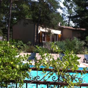 Maison calme sur terrain arboré et piscine privée