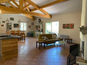 Villas Maison calme sur terrain arbore et piscine privee : photos des chambres