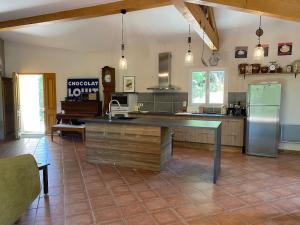 Villas Maison calme sur terrain arbore et piscine privee : photos des chambres