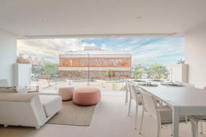 Infinity 0-2 LUXE PARTIAL SEA VIEW 2B