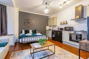 Studio 2A Private Parking - Exhall