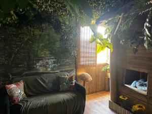 Maisons d'hotes Les Chambres de Paulette a Theme LA JUNGLE ROOM : photos des chambres
