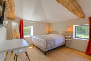 B&B / Chambres d'hotes Chambre Comfort - Ancien Cuvage des Pierres Doree : Chambre Double Deluxe (2 Adultes + 1 Enfant)