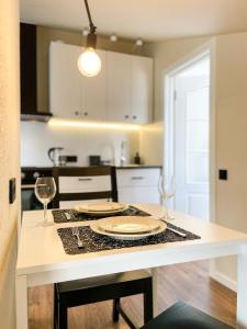 Sunny 1bd Old Town Apartment