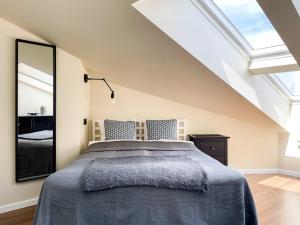 Sunny 1bd Old Town Apartment