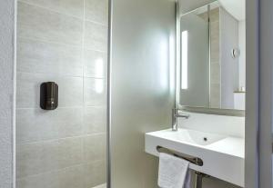 Hotels B&B HOTEL Angouleme : photos des chambres