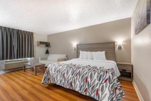 Superior King Room Non-Smoking room in Motel 6-Cloverdale IN - Greencastle