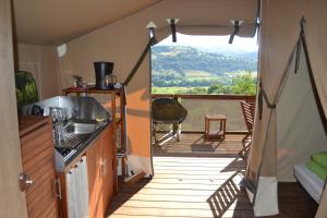Tente Lodge avec vue sur lAubrac